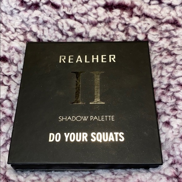 Pretty brown & burgundy RealHer eye shadow palette - Picture 4 of 6